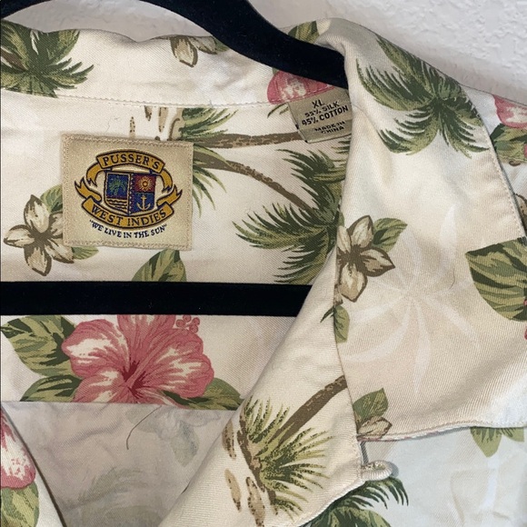 🎱Men’s “We live in the sun” partially Sick button up Hawaiian style shirt! - Picture 9 of 9